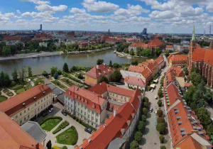 Szeroka panorama wrocławskiego Ostrowa Tumskiego ukazana z lotu ptaka – z wieży katedry św. Jana Chrzciciela.