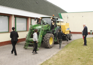 Uczniowie z Rzeczycy podczas szukania usterek w sprzęcie rolniczym.