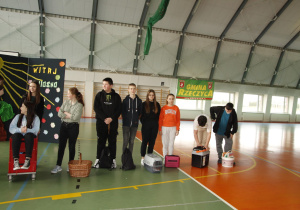 zdjęcie ukazuje grupę uczniów ze śmiesznymi przedmiotami