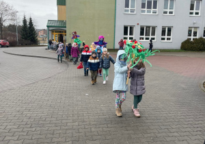 zdjęcie ukazuje maszerujące dzieci wraz z gaikiem