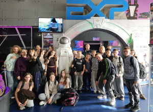 Uczniowie przed wejściem do Arena Laser Games.