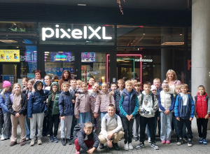 Uczniowie klasy 4 wraz z opiekunami przed wejściem do Pixel XL.