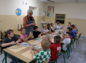 Uczniowie klasy 2 ze Szkoły Filialnej w Sadykierzu podczas warsztatów ceramicznych.
