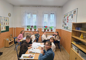 Uczniowie w trzyosobowych grupach podczas testu wiedzy o Gminie Lubochnia.