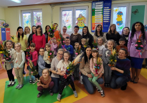 Pani Dyrektor trzyma palmę, którą dostała od dzieci – wspólne zdjęcie rodziców i dzieci z palmami wielkanocnymi.
