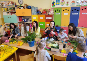 Marcelina, Nela, Zosia i Marysia podają materiały do palmy.