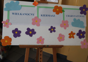 na zdjęciu widać napis: „Wielkanocny kiermasz charytatywny”