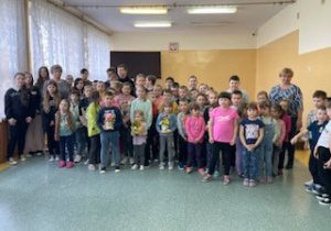 Na zdjęciach widać grupę dzieci, które brały udział w konkursie na Najładniejszą Ozdobę Wielkanocną