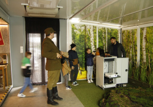 Uczniowie w mobilnym muzeum żołnierzy wyklętych