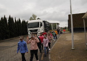 Uczniowie w mobilnym muzeum żołnierzy wyklętych