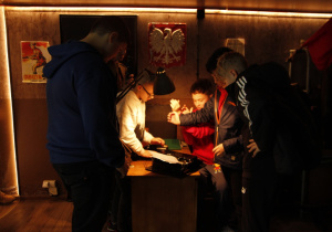 Uczniowie w mobilnym muzeum żołnierzy wyklętych