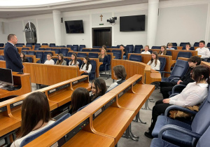 Zadowoleni uczniowie słuchają opowieści Senatora Pana R. Amrozika.