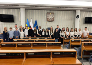 Uśmiechnięci uczniowie wraz z Panią Wójt Iwoną Łuszcz- Krawczyk oraz Senatorem RP Panem Rafałem Ambrozikiem.