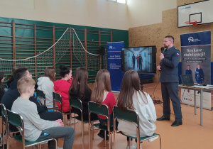 – jak wygląda praca w służbie więziennej – dalsze omówienie pracy jako funkcjonariusza