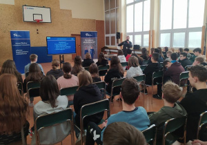 uczniowie klas VI – VIII na sali gimnastycznej podczas zajęć z programu W służbie prawu
