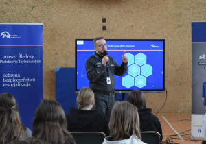 prezentacja i funkcjonariusz opowiadający uczniom, co grozi nieletnim za łamanie prawa