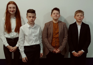 uczniowie Maja, Bartek, Wojtek i Rajmund po ukończonym konkursie