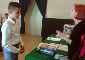 Bartek Bernat odbiera nagrodę z rąk p. Lucyny