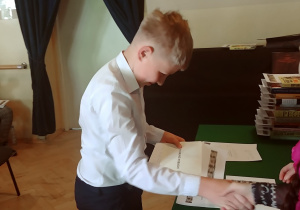 Rajmund Kobacki odbiera nagrodę i gratulacje
