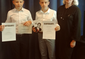 wspólne zdjęcie Bartka, Rajmunda i p. Agaty po zakończeniu podsumowania