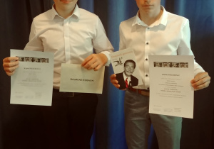 chłopcy z nagrodami i zaświadczeniami po konkursie