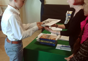 Bartek przy odbiorze nagrody z rąk komisji