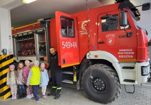 Przedszkolaki zwiedzają najbliższą okolicę