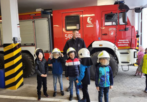 Przedszkolaki zwiedzają najbliższą okolicę