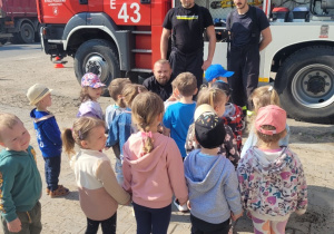 Przedszkolaki zwiedzają najbliższą okolicę