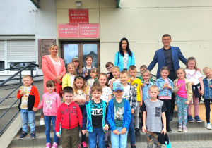 Przedszkolaki zwiedzają najbliższą okolicę