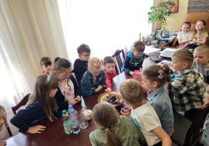 Przedszkolaki zwiedzają najbliższą okolicę