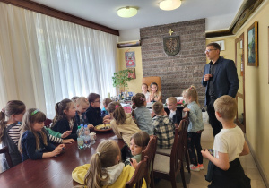 Przedszkolaki zwiedzają najbliższą okolicę