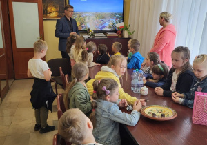 Przedszkolaki zwiedzają najbliższą okolicę