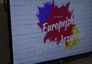 na zdjęciu widać tablicę multimedialną z tapetą o Europejskim Dniu Języków Obcych