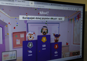 Na zdjęciu widnieje tablica multimedialna z quizem o językach w Europie