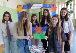 Uczennice z 6 klasy z prezentami dla chłopców.