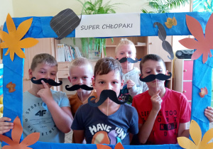 Chłopcy w ramce „super chłopaki” z dekoracją.