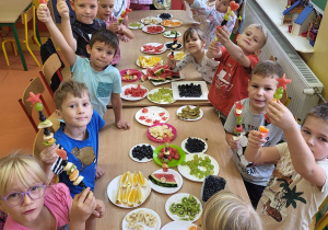 Degustacja wykonanych szaszłyków owocowych przez dzieci w grupie Pszczółki