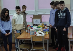 Uczniowie z produktami