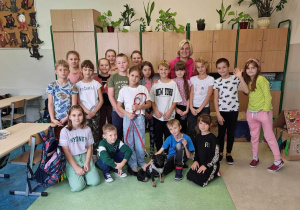 Cała klasa i suczką Lili.