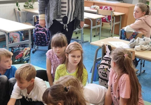 Dzieci bawią się z suczką Lili.
