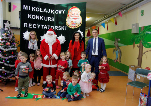 Wspólne zdjęcie przedszkolaków z grupy Motylki ze Św. MIKOŁAJEM z panią dyrektor, panem wójtem oraz z wychowawcą.