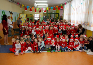Wszystkie przedszkolaki słuchają recytacji wierszy uczestników Mikołajkowego Konkursu Recytatorskiego
