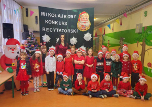 Pszczółki z wychowawcą na Mikołajkowym Konkursie Recytatorskim