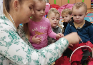 Dziewczynka dekoruje koszyk