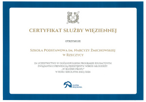 Certyfikat wręczony przez pracownika służby więziennej.