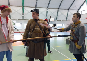 Michał i artyści prezentują broń z XVIII wieku