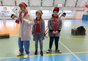 Michał, Maciek i Wojtek w strojach powstańców