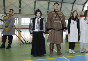 trzy uczennice w strojach kobiet, które pomagały podczas powstania styczniowego, sanitariuszki i damy