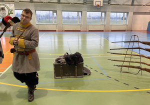hala sportowa i przygotowania broni i strojów do Pokazu Historycznego pt. Powstanie styczniowe